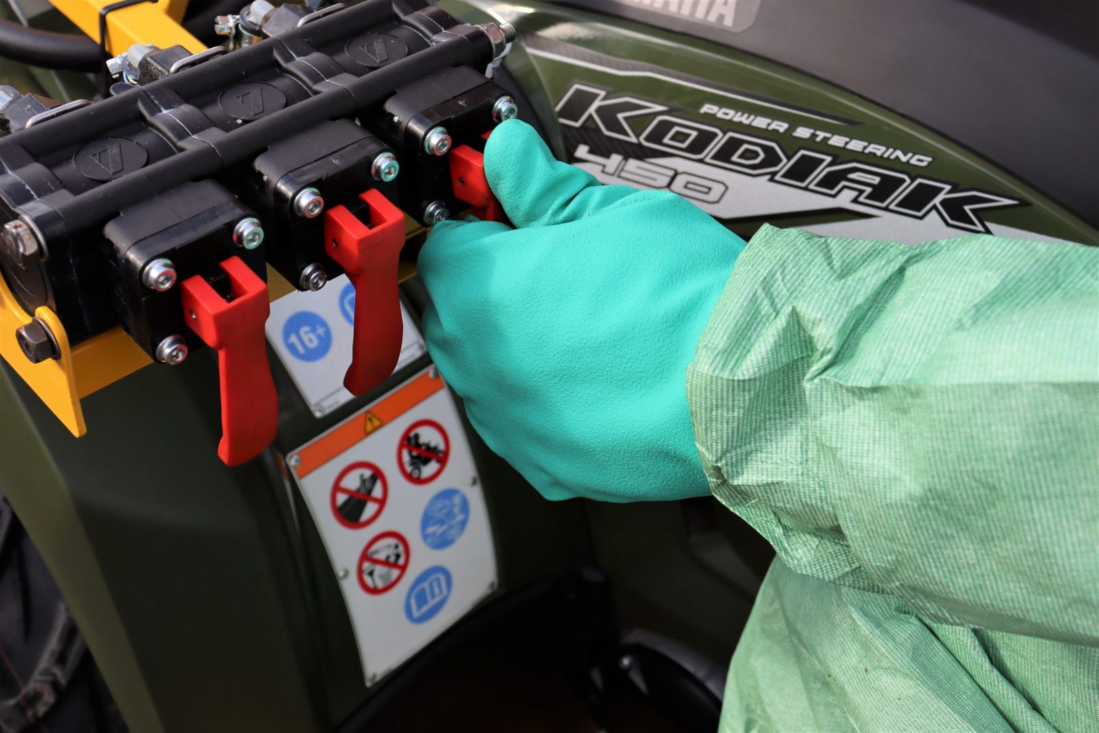 VALE Engineering’s PKL450 ATV quad bike mounted weed sprayer has handlebar mounted on/off switch for hands-on-the-handlebar control of spray