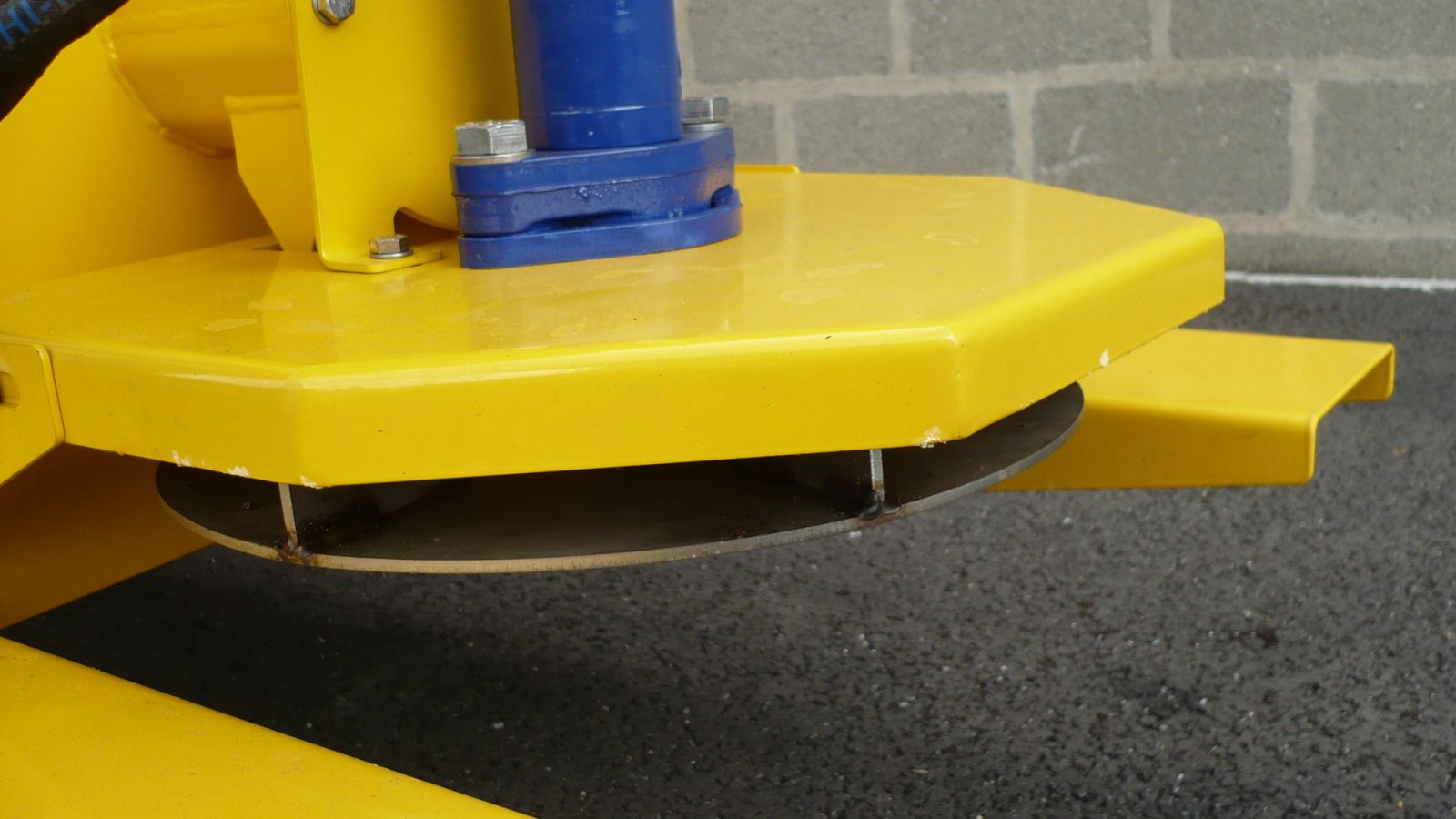 Hydraulically driven stainless steel disc on The Winter Wizard, with adjustable spread width from 1.3m to 9m