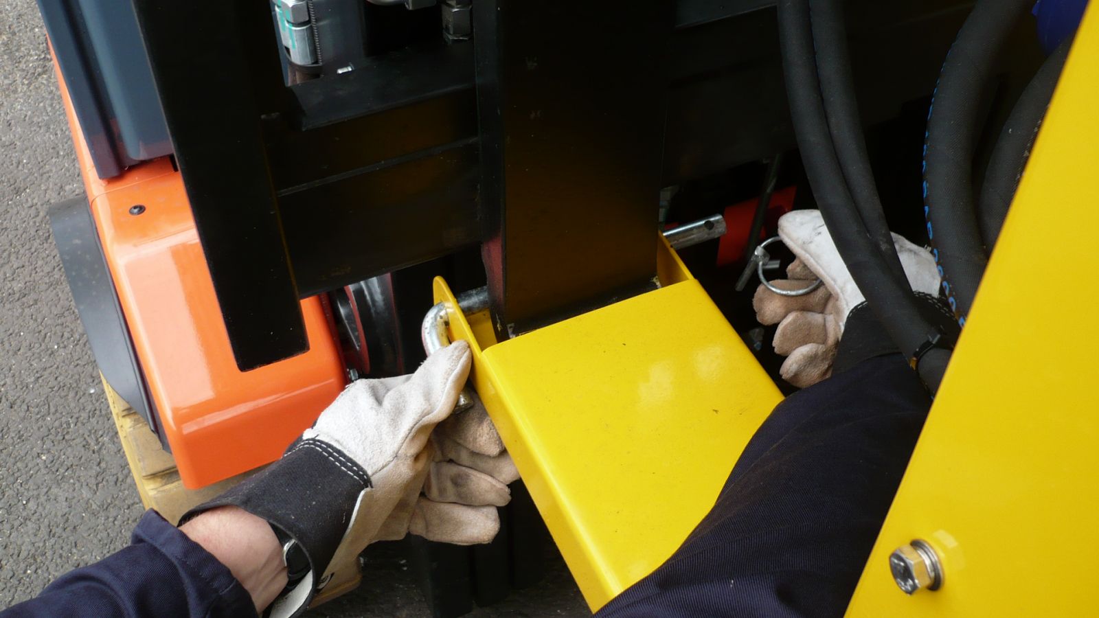 Fork pockets with heel pins for safe mounting of The Winter Wizard