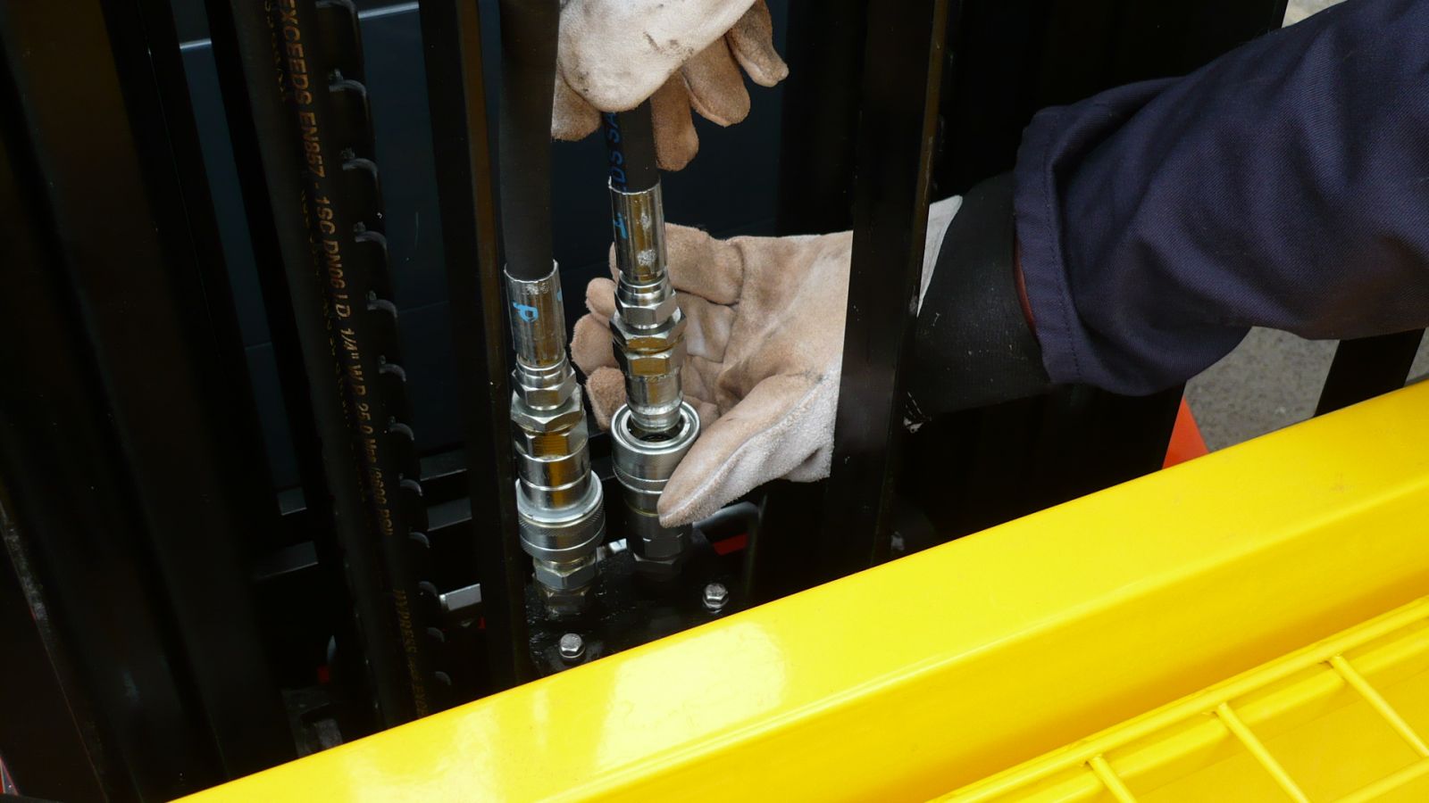 The Winter Wizard is hydraulically powered from the forklift trucks hydraulic circuit