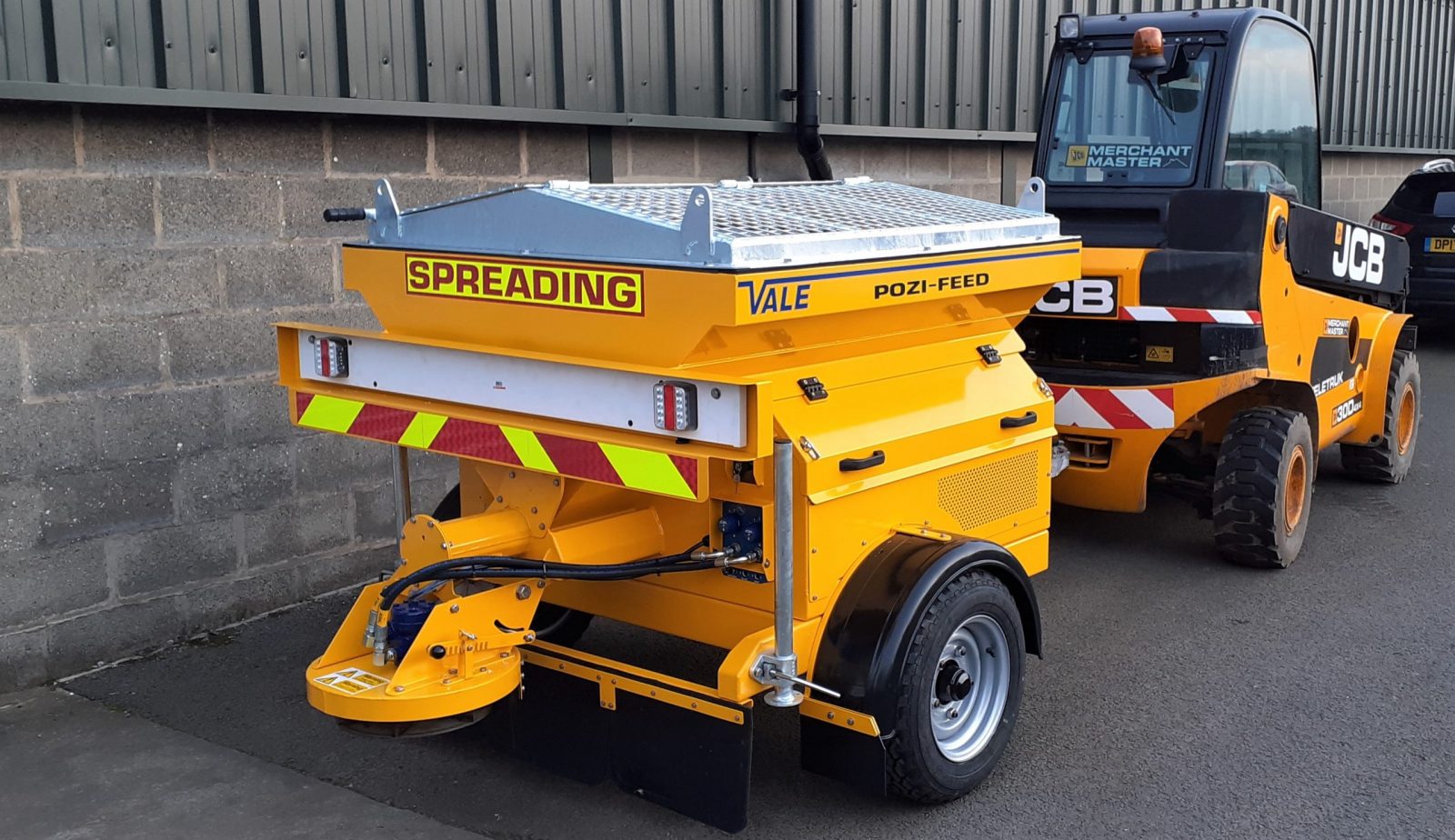 The TS800DC Tug-Towed Salt Spreader (Gritter) is specifically for use off-highway with site-based tugs, such as forklifts and shunter wagons.