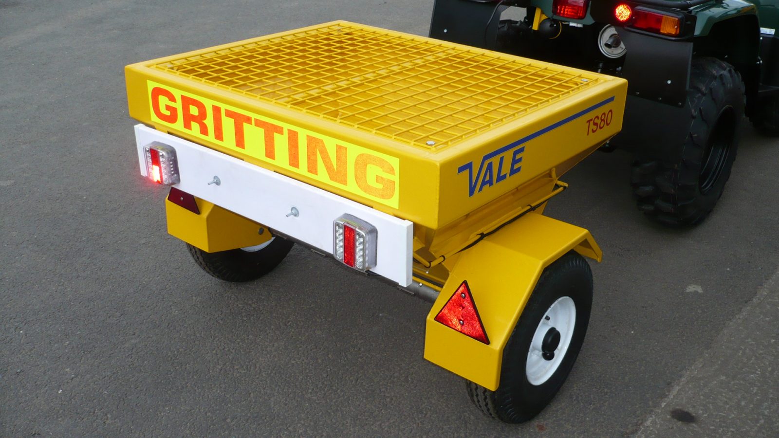 The TS80 Drop Gritter has a 0.285m³ hopper capacity to take approximately 400kg of salt.