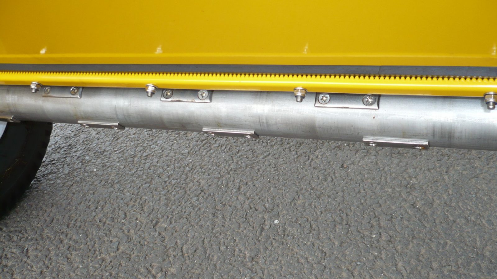 VALE Engineering's Towed or Mounted Drop Gritter TS80 has ground driven delivery roller with a drop width of 80cm