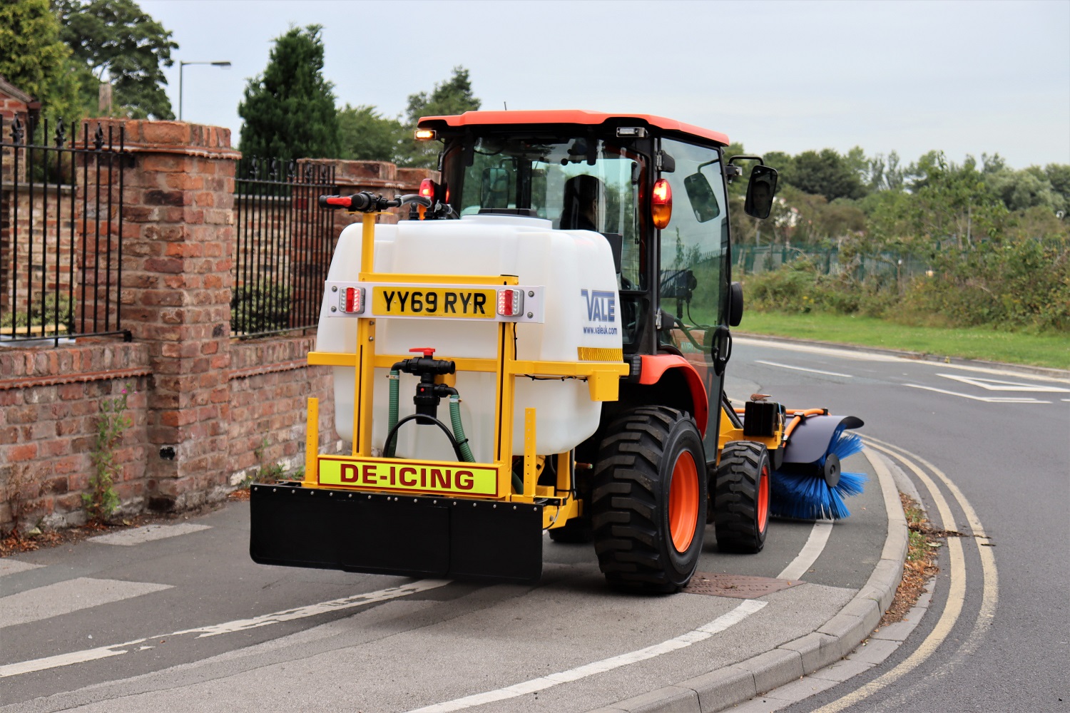 Liquid De-icerSnowbrush Mini-Tractor Combi - 400 litre polypropylene tank with built-in suction fill device for ease of filling