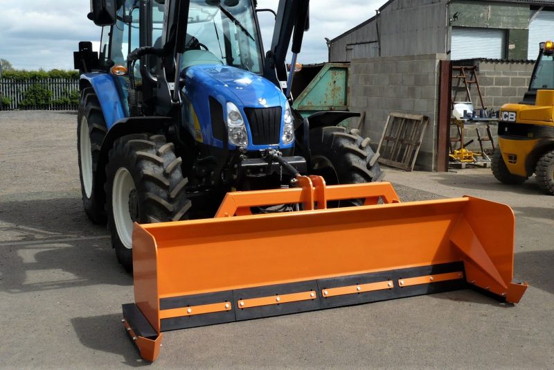 Snow Box - Segmented abrasion resistant rubber wearing edge and wear resistant polymer blocks on the outer edges