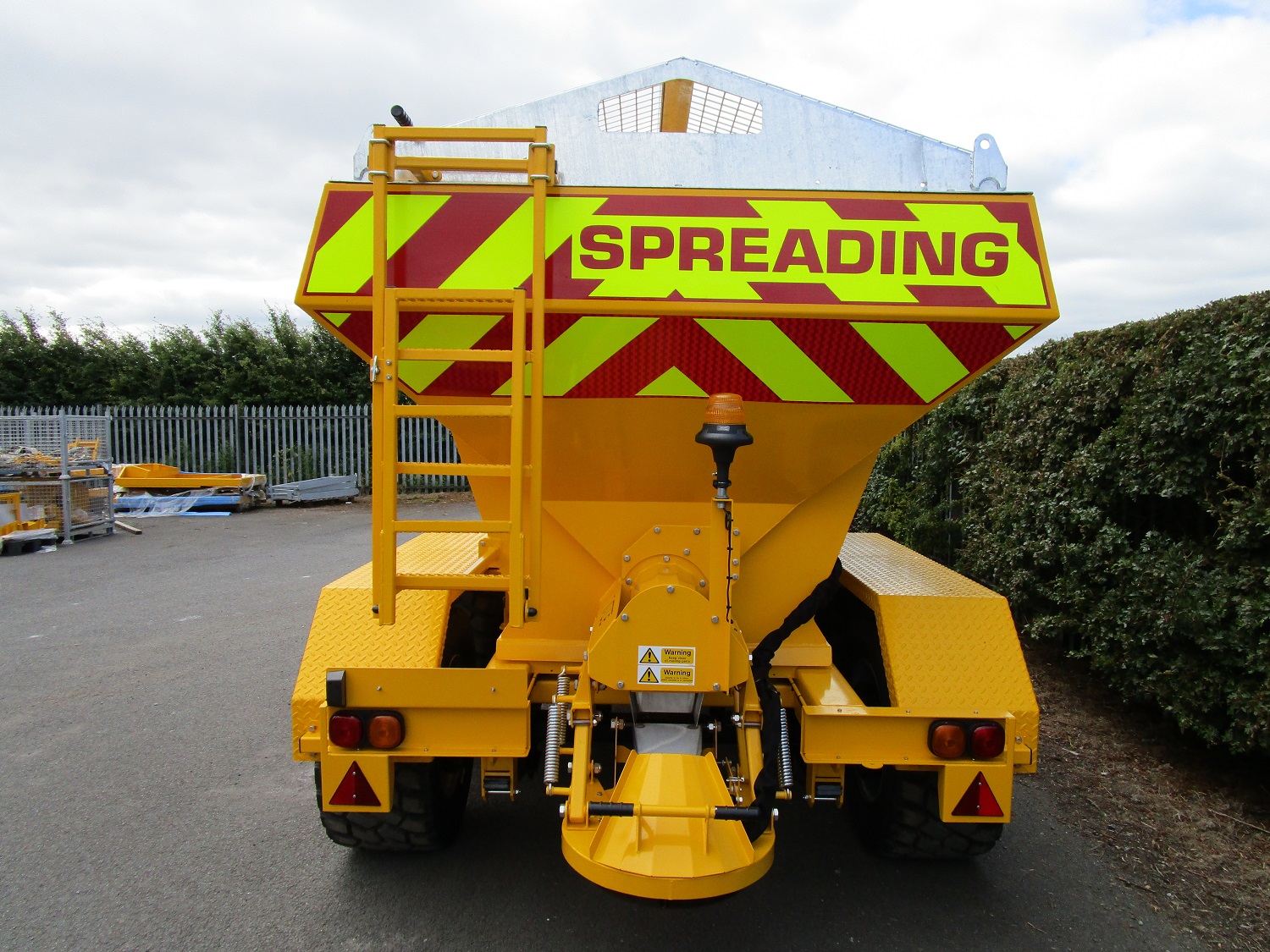Tractor Towed Salt Spreader (Gritter) VALE TS6000 - Full road lighting with high quality rubberized lighting components to resist salt corrosion