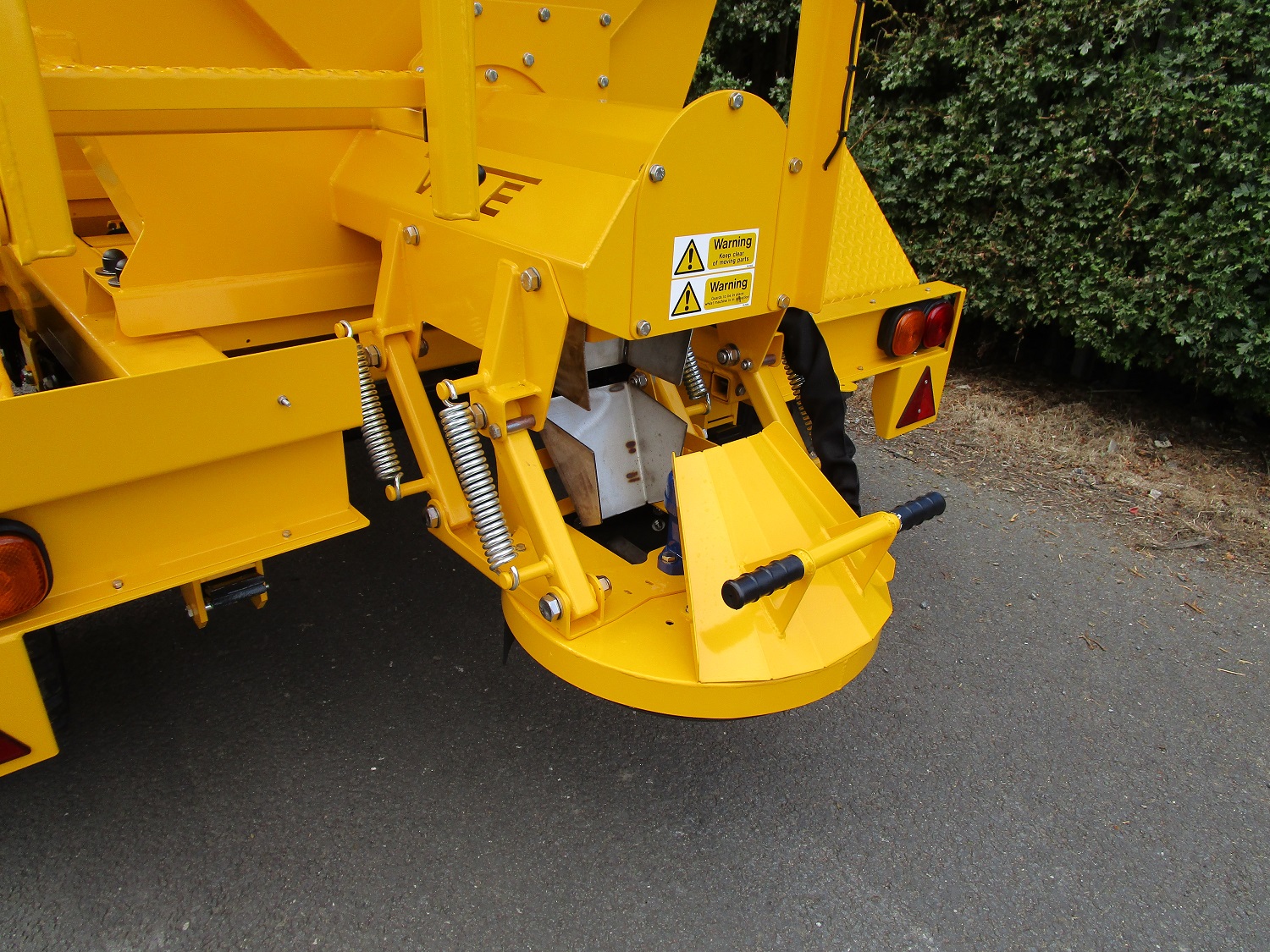 Tractor Towed Salt Spreader (Gritter) VALE TS6000 - • Hydraulically driven stainless steel disc, with adjustable spread width from 1.8m to 12m