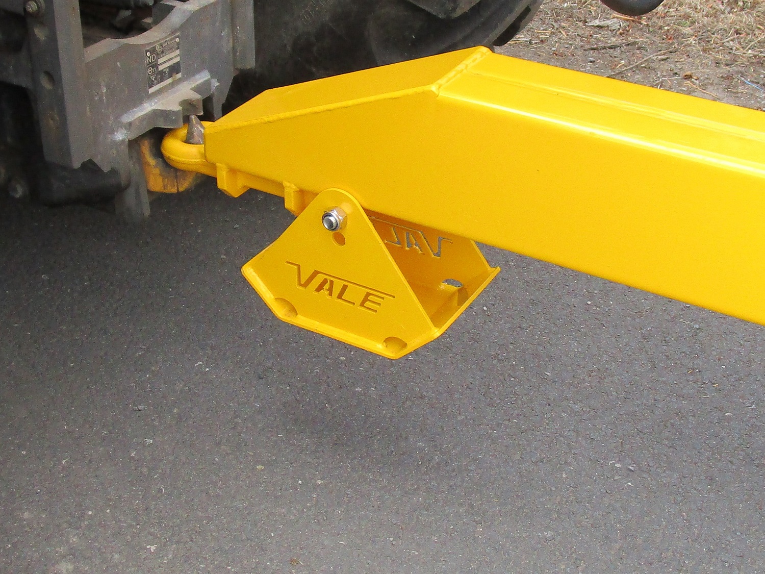 Tractor Towed Salt Spreader (Gritter) VALE TS6000 - Heavy duty agricultural towing eye
