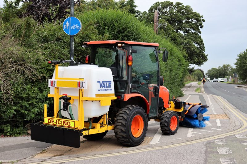 Liquid De-icerSnowbrush Mini-Tractor Combi