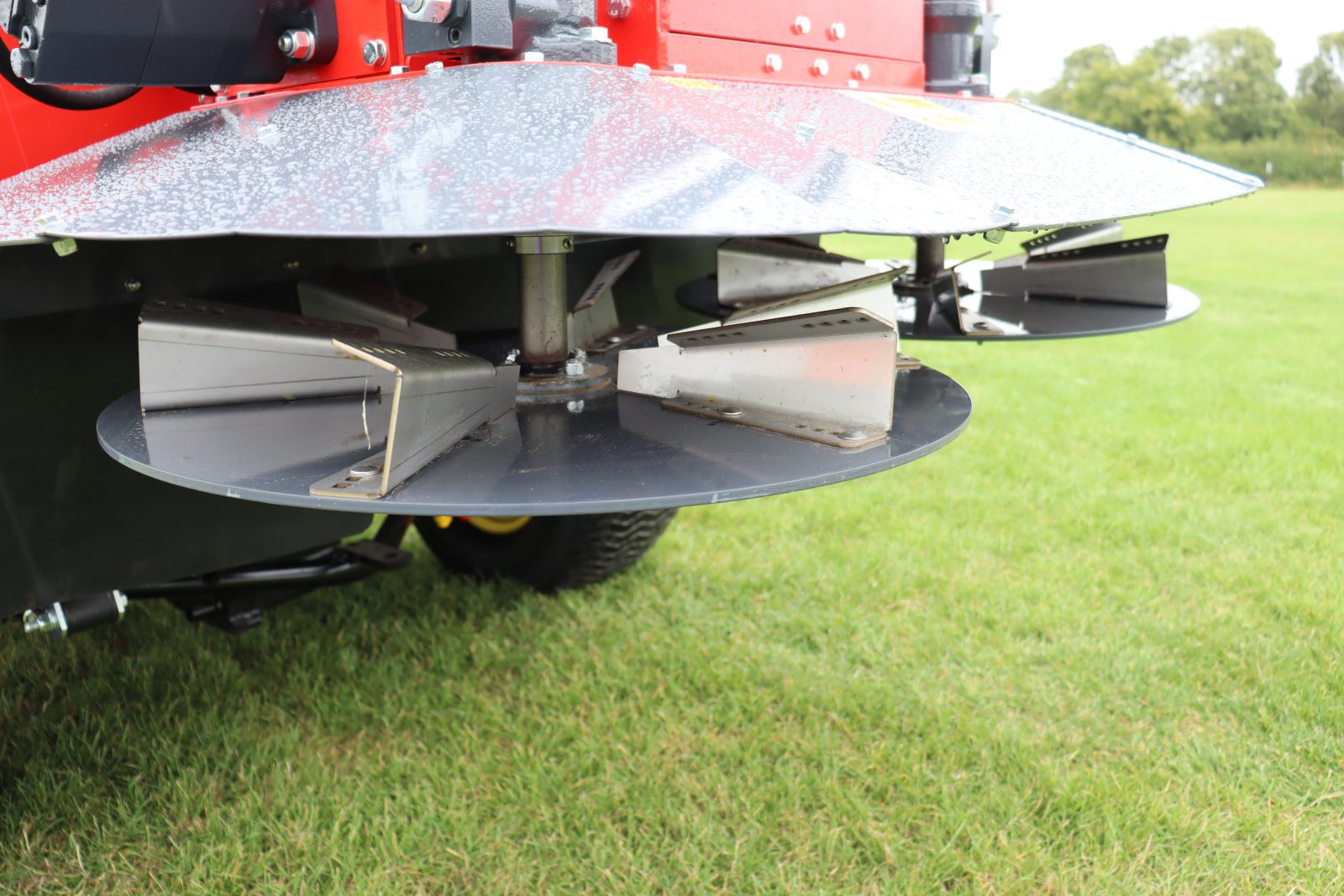 StarGreen TD1500T Trailed Turf Care Top Dresser from VALE Engineering has adjustable disc position to allow fine tuning of spreading pattern by changing the drop point on the spreading discs.