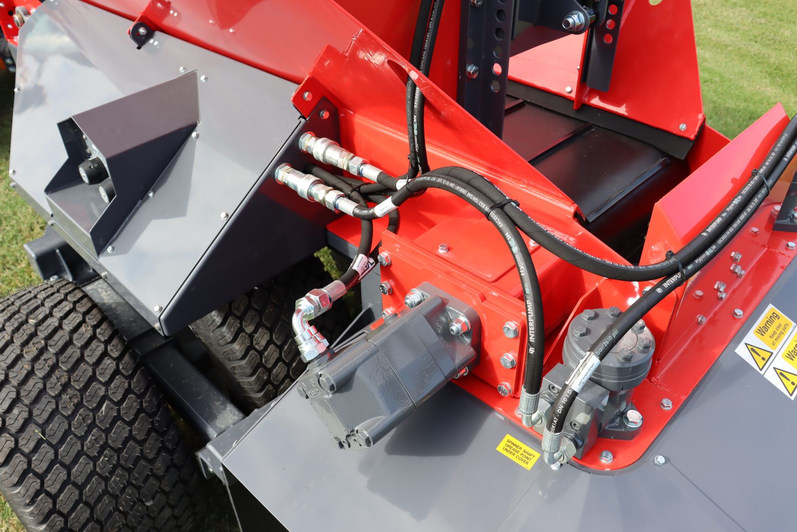 StarGreen TD1500T Trailed Turf Care Top Dresser from VALE Engineering showing large drive and idle drums lagged in neoprene material to give superior grip and reduce belt wear